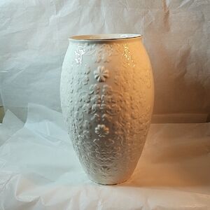 Belleek Fields Of Shamrocks Vase